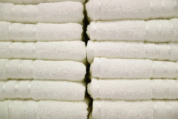 Στοίβα Από Καθαρά Λευκά Χνουδωτά Πετσέτες Στο Ράφι — Φωτογραφία Αρχείου