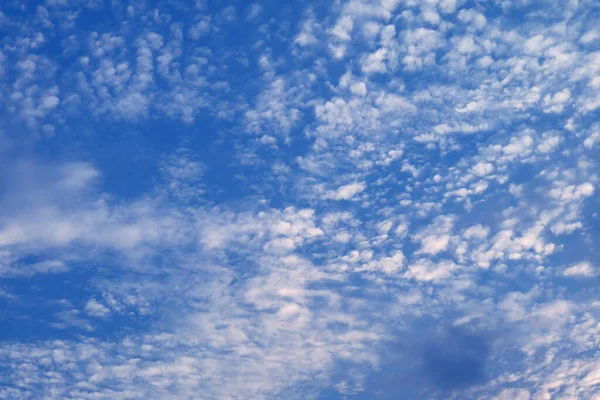 Хмари Білого Альтокумулуса Розкидані Яскравому Блакитному Небі — стокове фото