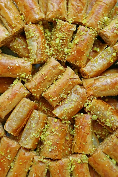 Imagen Vertical Deliciosos Pasteles Baklava Cubiertos Con Tuercas Pistacho Picadas — Foto de Stock