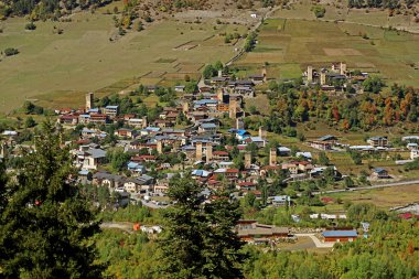 Gürcistan 'ın Svaneti Bölgesi' ndeki tarihi Svan Kulesi evleriyle Mestia Kasabası 'nın etkileyici Panoramik Hava Manzarası