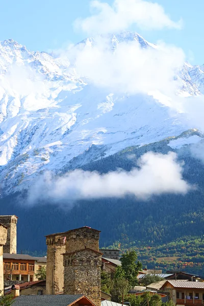Tours Médiévales Svan Avec Superbes Montagnes Enneigées Caucase Arrière Plan — Photo