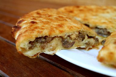 Bir Dilimlenmiş Kubdari, Lezzetli Gürcistan Düz Ekmeği Baharatlı Biftek Doldurulmuş, Geleneksel Svaneti Yemeği Bölgesi, Gürcistan