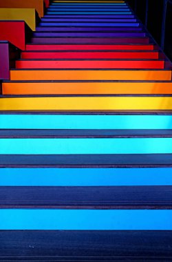 Üst kata çıkan renkli ahşap merdiven.