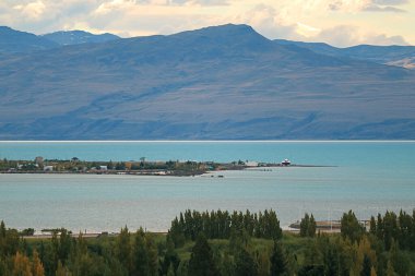 El Calafate, Patagonya, Arjantin, Güney Amerika 'dan Arjantin Gölü' nün çarpıcı buz mavisi erimiş suyu.