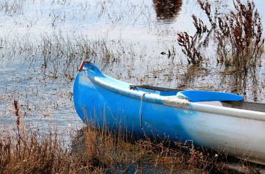Gölde Mavi ve Beyaz Kayık