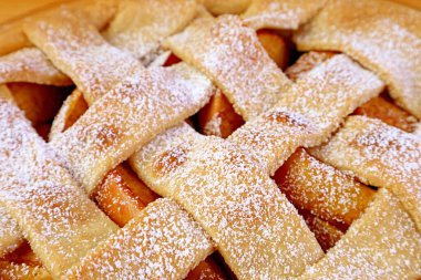 Örgü örülmüş ev yapımı elmalı turtanın yakın çekimi. Üstü şekerle kaplanmış.