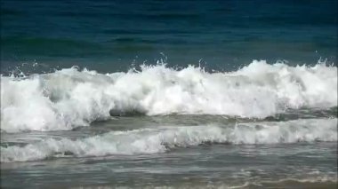 Atlantik Okyanusunun Büyük Dalgaları Copacabana Sahili, Rio de Janeiro, Brezilya, Güney Amerika