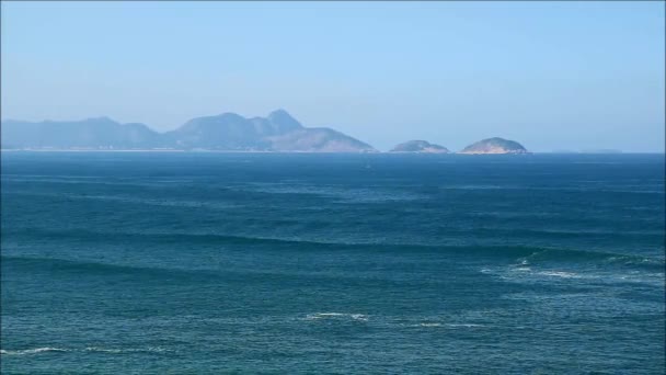 南美洲，里约热内卢，科帕卡巴纳海滩，大西洋温和海浪的空中景观 — 图库视频影像