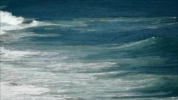 Волны Атлантического океана в солнечный день в Рио-де-Жанейро, Бразилия, Южная Америка — стоковое видео