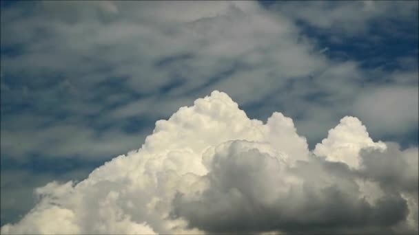 Čas vypršel šedý déšť mraky plovoucí na obloze před deštěm, Thajsko — Stock video