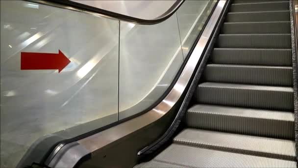 Mozgó Escalator lépcső egy bevásárlóközpontban, ami a magasabb emeletre vezet. — Stock videók