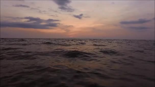 Púrpura después del atardecer cielo sobre el mar con suaves olas, Tailandia — Vídeos de Stock