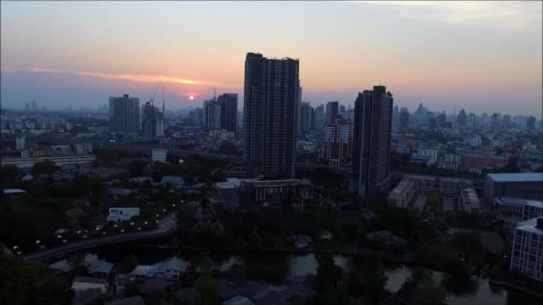 Widok z lotu ptaka o zachodzie słońca w Bangkoku, Tajlandia — Wideo stockowe