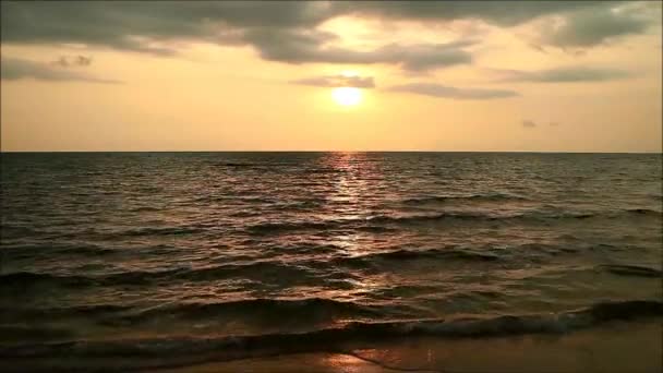 Ο ήλιος δύει πάνω από την ήρεμη θάλασσα, Κόλπος της Ταϊλάνδης — Αρχείο Βίντεο
