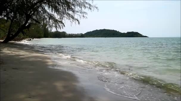 Μαλακά κύματα σπάνε στην αμμώδη παραλία, Κόλπος της Ταϊλάνδης — Αρχείο Βίντεο
