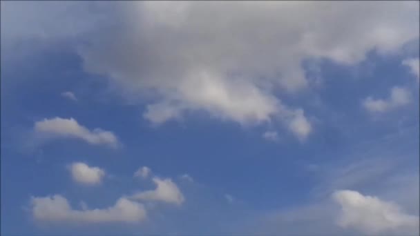 蓝天白云及灰云飘扬 — 图库视频影像