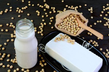 Bir şişe soya sütü ve bir tabak soya peyniri ile çuval bezelye.