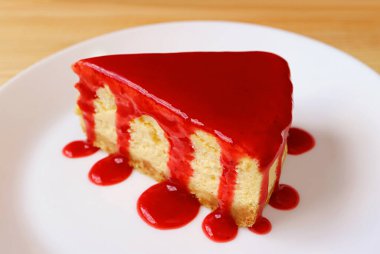 Lezzetli ahududu soslu fırında peynirli kek tabağı.