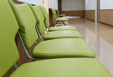 Modern bir ofiste sıra sıra boş sandalyeler