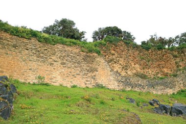 Amazonas Bölgesi, Peru, Güney Amerika 'daki Dağların tepesindeki Kuelap Kale Kompleksinin Büyük Duvarı' nın yıkıntıları