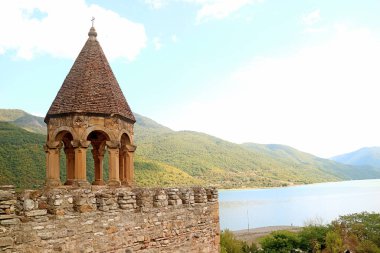 Georgia 'daki Jinvali Reservoir Bankası' ndaki Ananuri Kalesi içindeki Medievalstone Kilisesi.