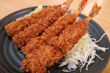 Çok Kızarmış Karides Tabağı. Popüler bir Japon tarzı olan Ebi Furai.