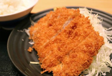 Tonkatsu adlı domuz pirzolası tabağı. Popüler bir Japon usulü batı yemeği.