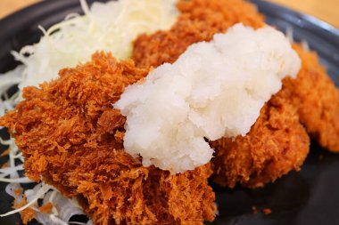 Tonkatsu ya da Japon usulü domuz pirzolası rendelenmiş Daikon turpu.