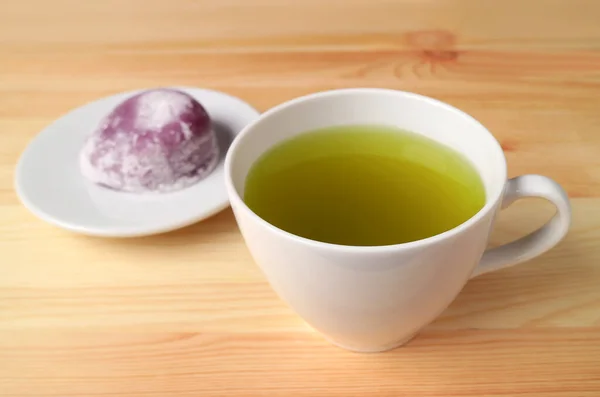 Nahaufnahme Einer Tasse Japanischen Grünen Tees Mit Verschwommenen Lila Süßkartoffeln — Stockfoto