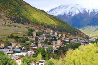 Gürcistan 'ın Svaneti Bölgesi' ndeki UNESCO Dünya Mirası Bölgesi, Mestia kasabasındaki Antik Svan Kulesi 'nin çarpıcı hava manzarası