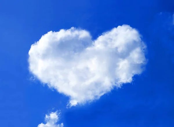 鮮やかな青空に浮かぶハート型のふわふわ積雲 — ストック写真