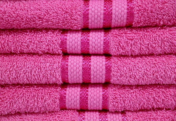 Widok Przodu Fuchsia Różowe Puszyste Ręczniki Stos — Zdjęcie stockowe