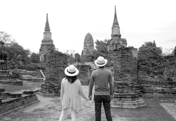 Monokrom Bild Unga Par Besöker Den Fantastiska Tempel Ruiner Ayutthaya — Stockfoto