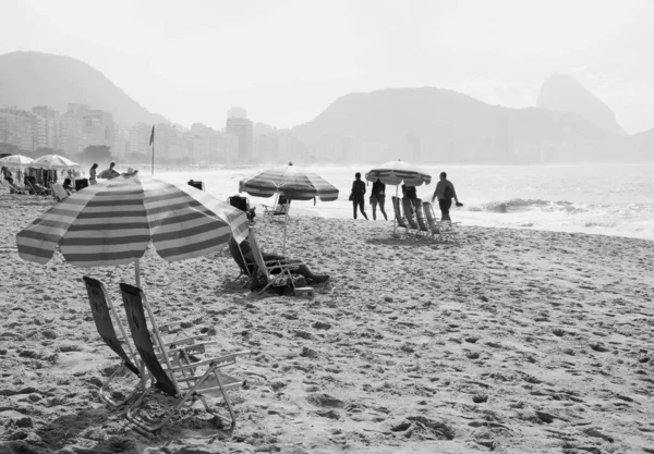 Imagem Monocromática Grupo Pessoas Desfrutar Das Atividades Praia Areia — Fotografia de Stock