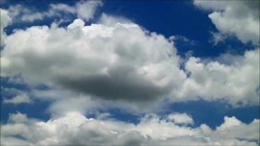Muson mevsiminde gökyüzünde beyaz ve gri kümülüs yağmur bulutlarının hızlandırılmış görüntüleri