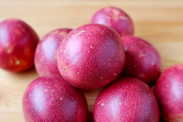 Stapel Verse Rijpe Passie Fruit Houten Achtergrond — Stockfoto