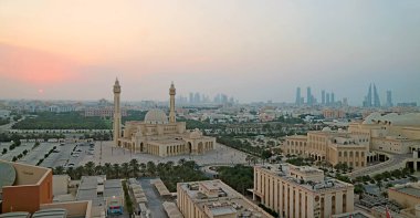 Gün batımında Bahreyn 'in Manama' sındaki Al Fateh Büyük Camii 'nin Panoramik Hava Görüntüsü