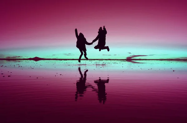 玻利维亚Uyuni盐滩的镜像效应下快乐伴侣跳跃的流行艺术风格轮廓 — 图库照片