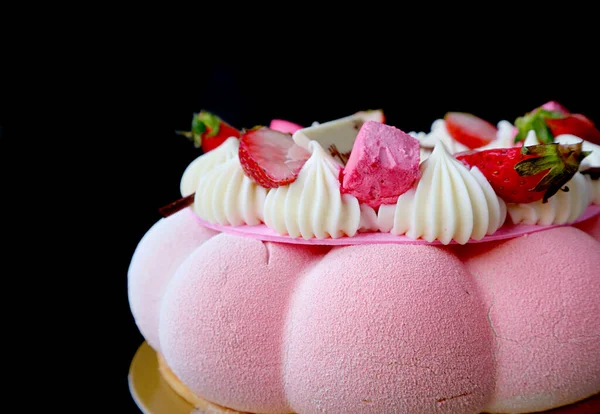 Nahaufnahme Einer Pastellrosa Erdbeermousse Torte Isoliert Auf Schwarzem Hintergrund — Stockfoto