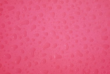 Pop Art sürreal tarzı ahududu pembe renkli su damlacıkları masa üstü görünümünde