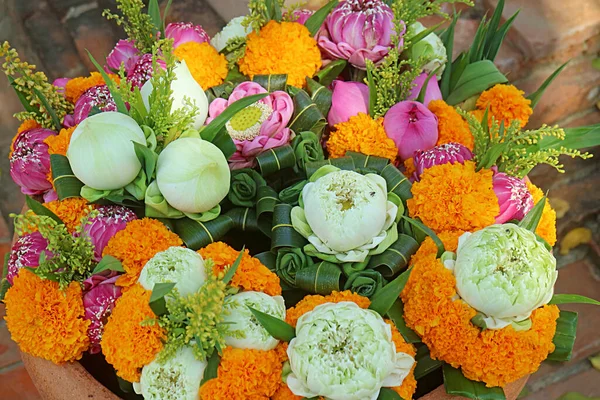 Bouquet Marigold Lotus Flowers Offering Buddhist Temple Thailand — Stock Photo, Image