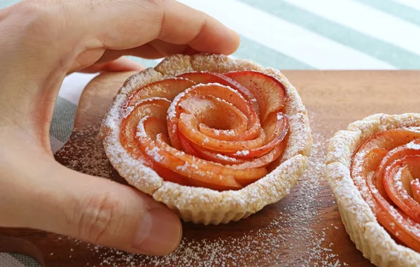 Руки Собирают Аппетитный Мини Яблочный Пирог Розой Посыпанный Сахаром — стоковое фото