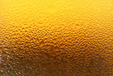 Gradyan Altın Sarı Bira Şişesinde Su Damlacıklarının Yakın Dokuması