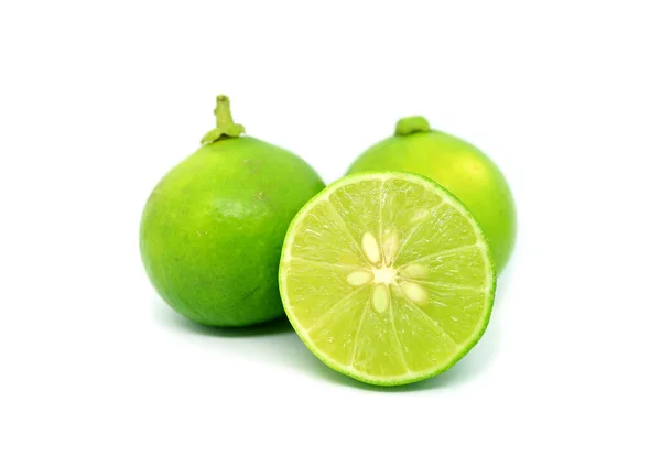 Nakrájené Půl Čerstvé Vápno Plody Izolovanými Bílém Pozadí — Stock fotografie