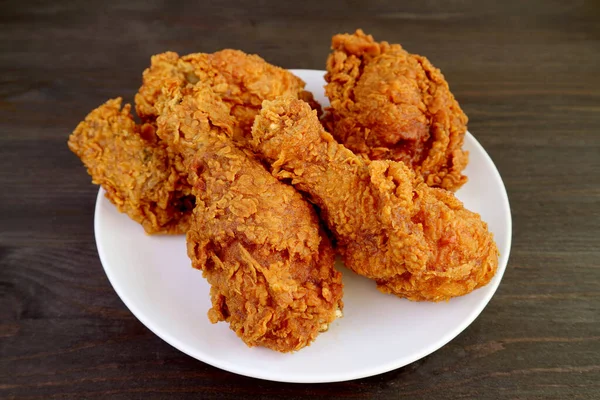 Zbliżenie Płyty Mouthwatering Golden Brown Crunchy Fried Chickens Drewnianym Stole — Zdjęcie stockowe