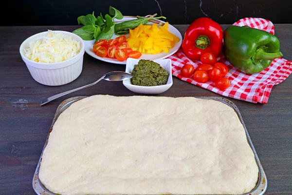 Тесто Пиццы Листовой Сковороде Готово Следующему Процессу Приготовления — стоковое фото