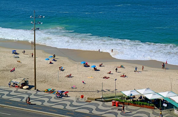 Veduta Aerea Del Gruppo Persone Godono Attività Sulla Spiaggia Copacabana — Foto Stock