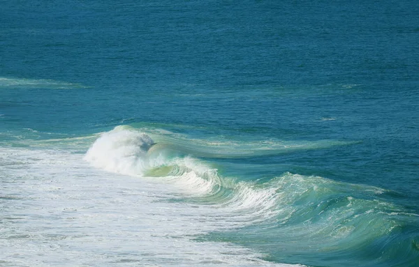 汹涌澎湃的蓝海上巨浪的空中映像 — 图库照片