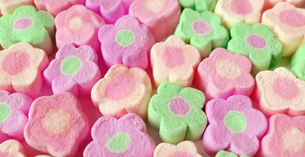 Reihen Von Pastellrosa Und Grünen Blumenförmigen Marshmallow Bonbons Für Abstrakten — Stockfoto