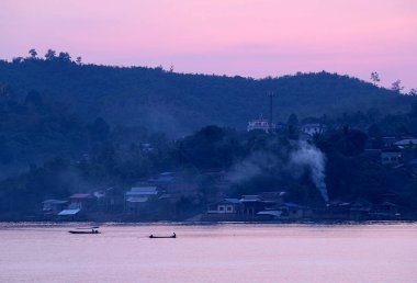 Nehrin akış halindeki tekneleriyle gün batımı manzarası çok etkileyici.